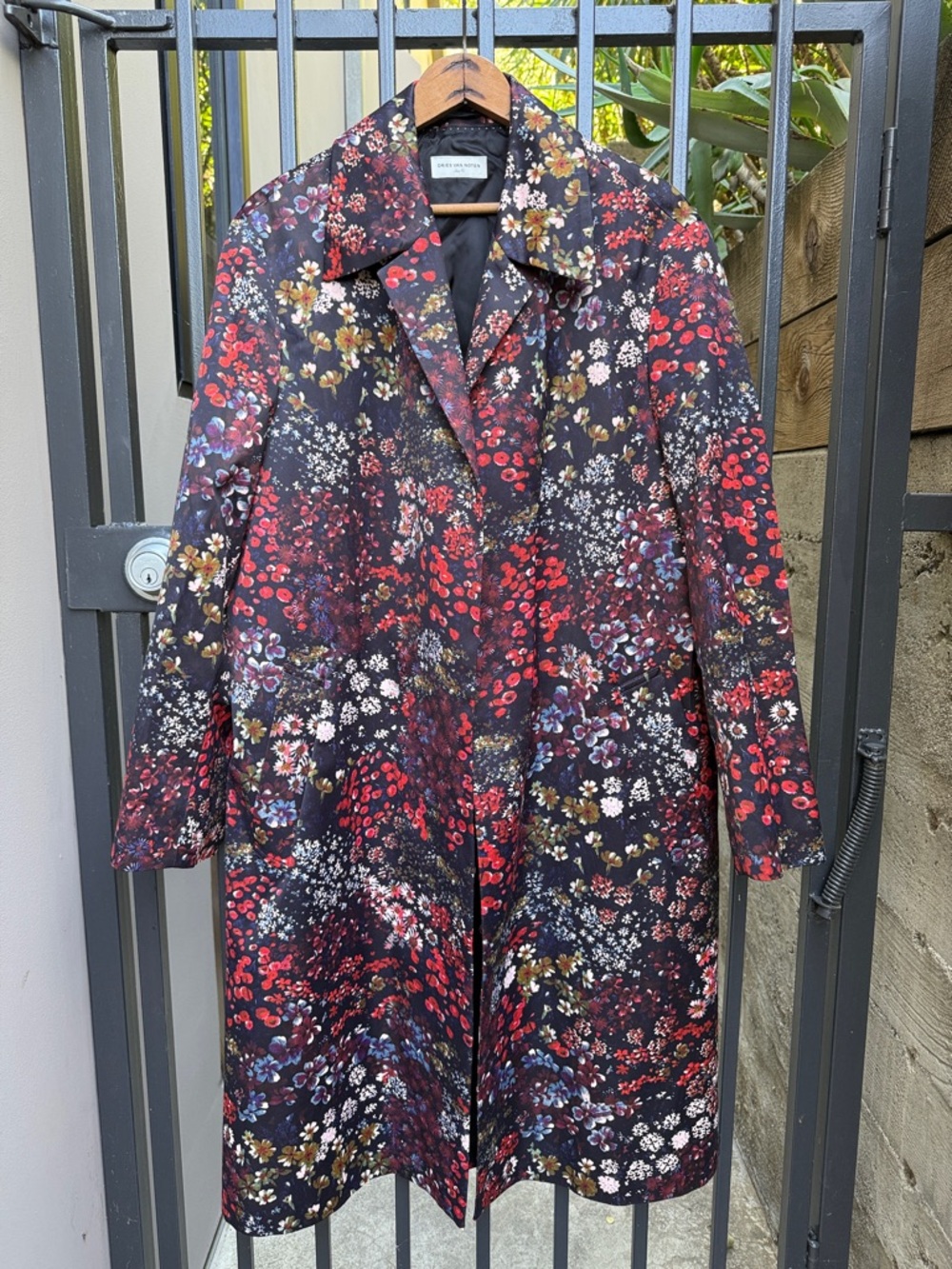 Dries Van Noten Navy Floral Print coat. Slit pockets/open front. - Picture 2 of 10